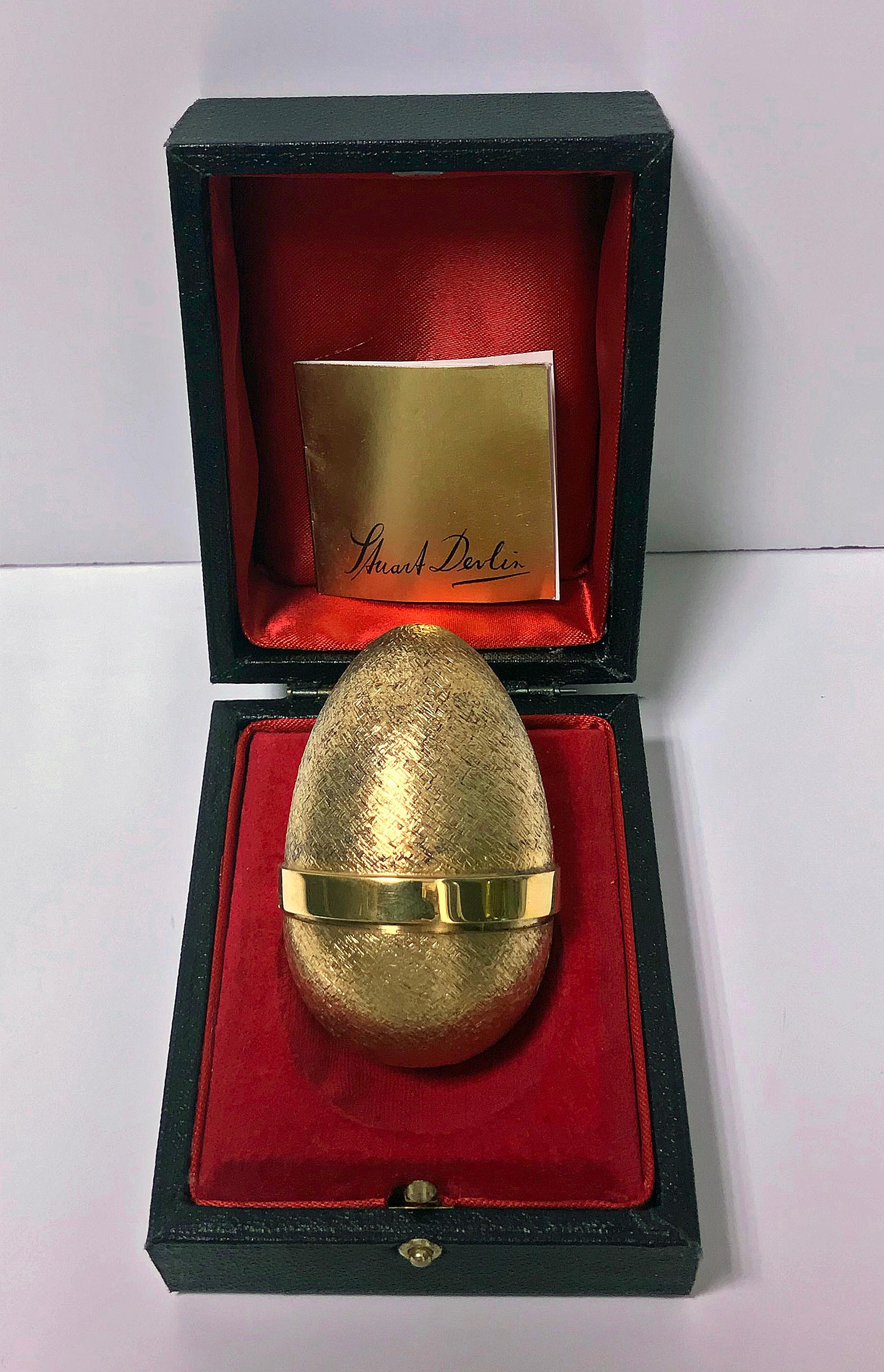 Stuart Devlin Silver Gilt Surprise Egg, London 1980, opening to reveal a a clown and performing dog. Original box and papers. Height: 7.5cm high, No 19 of limited edition of 100. Item Weight: 131 grams.