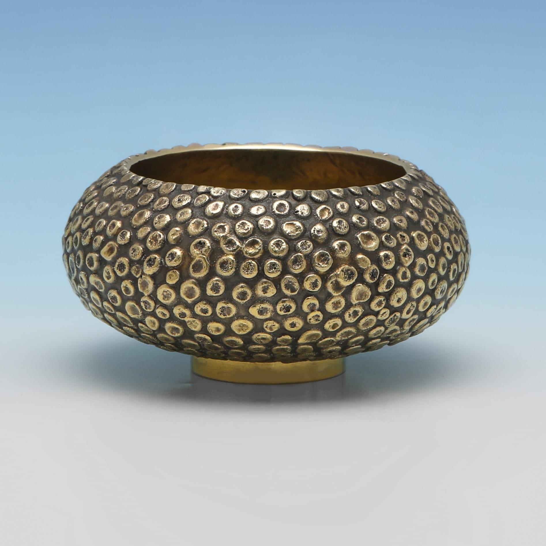 Siglata a Londra nel 1969 da Stuart Devlin, questa straordinaria ciotola in argento dorato presenta un esterno ricco di texture formate da tacche martellate a grappolo, un trattamento superficiale utilizzato nella serie dei ricci di mare di Devlin,
