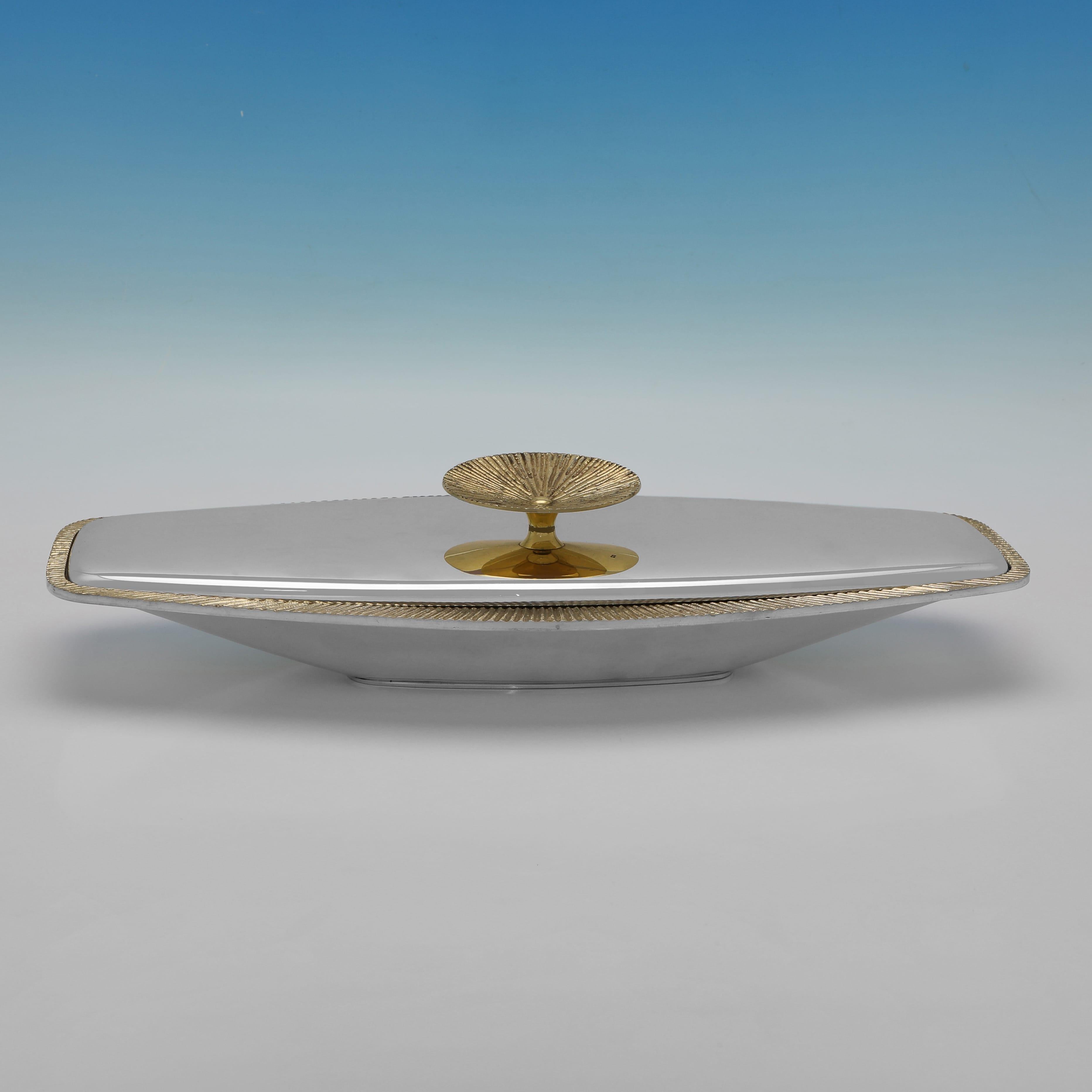 Stuart Devlin - Elegante pareja de platos de plata de mediados de siglo fabricados en Londres en 1970 Escandinavo moderno en venta
