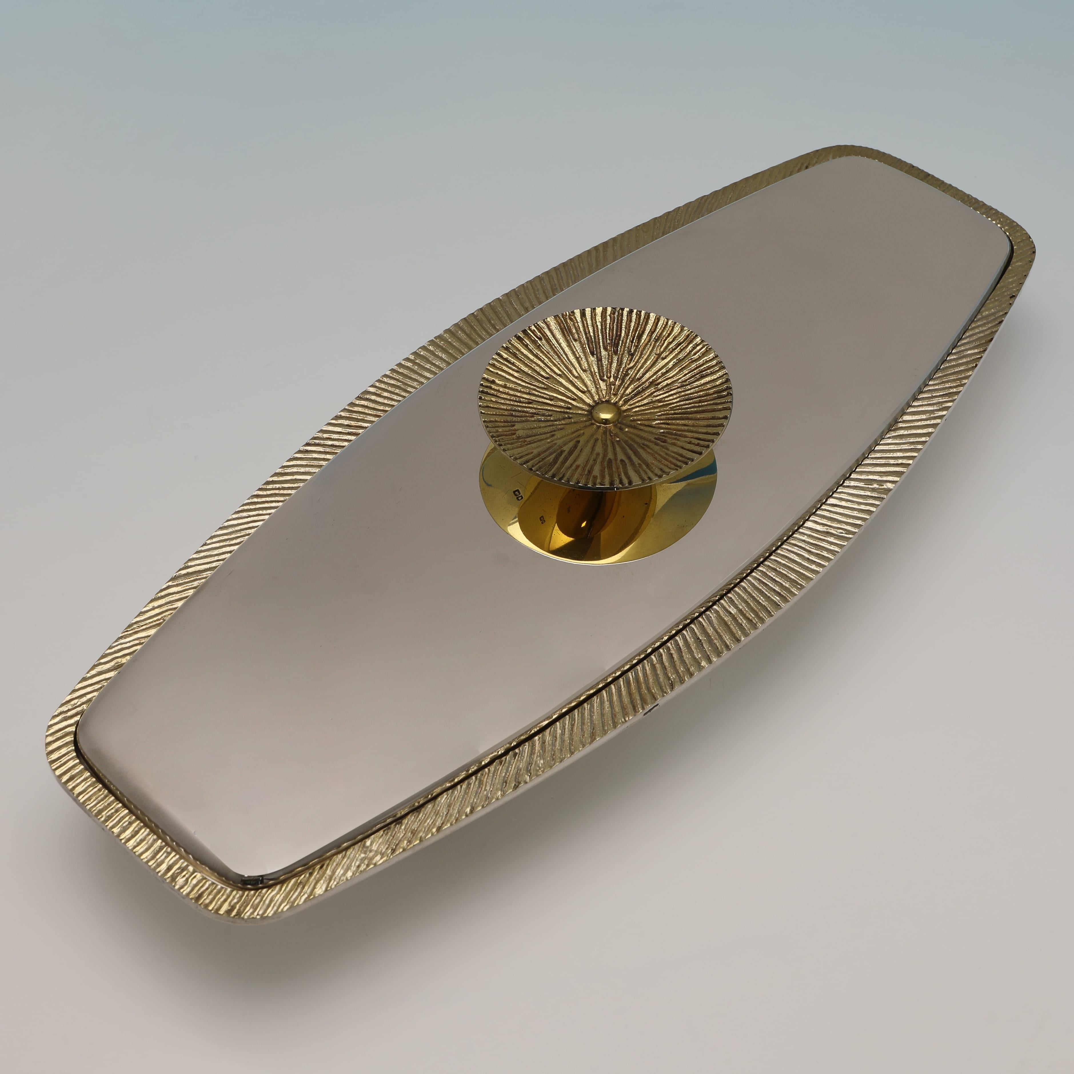 Stuart Devlin - Elegante pareja de platos de plata de mediados de siglo fabricados en Londres en 1970 en Bueno estado para la venta en London, London