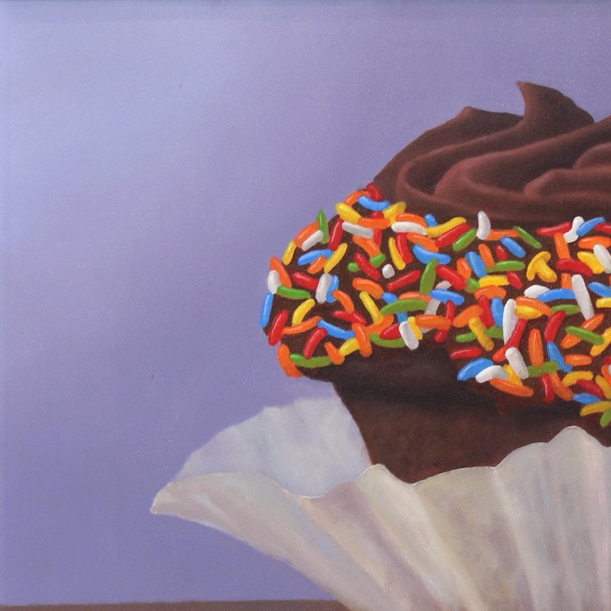 Sprinkles - Fotorealistische Schokoladenkuchenkuchen Bunte Kugeln auf Lila Gemälde (Fotorealismus), Painting, von Stuart Dunkel