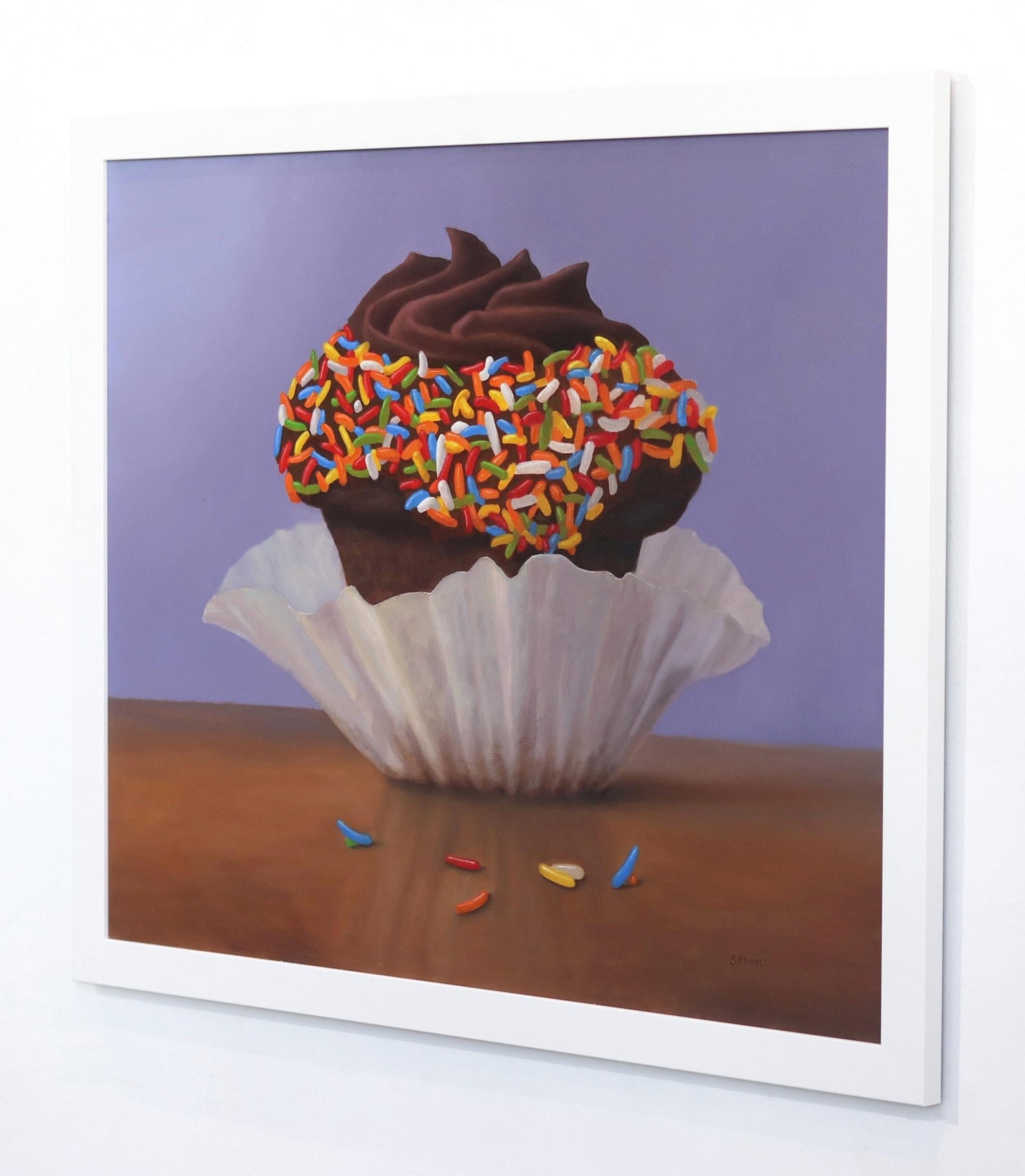 Sprinkles - Fotorealistische Schokoladenkuchenkuchen Bunte Kugeln auf Lila Gemälde (Grau), Interior Painting, von Stuart Dunkel