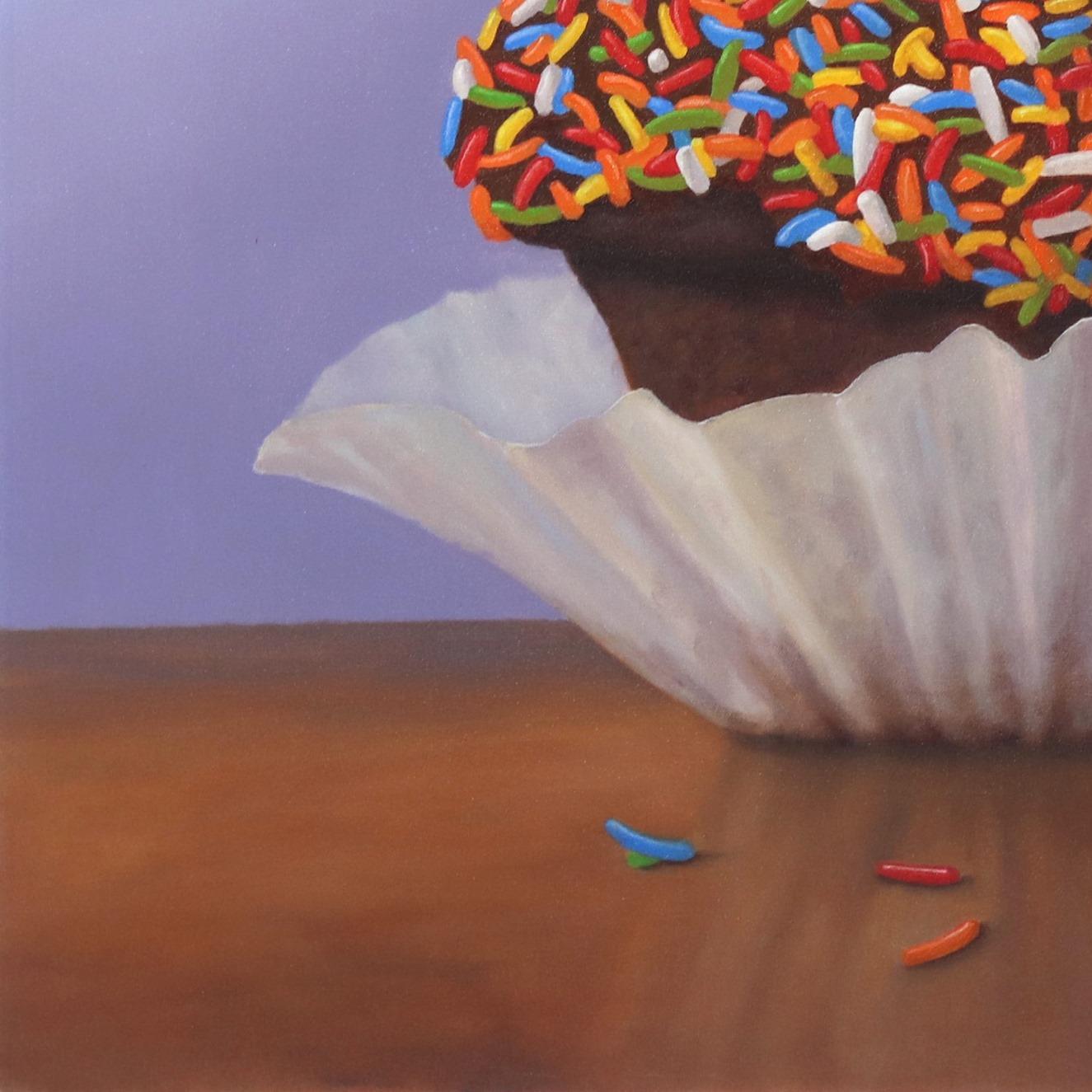 Sprinkles - Fotorealistische Schokoladenkuchenkuchen Bunte Kugeln auf Lila Gemälde im Angebot 2