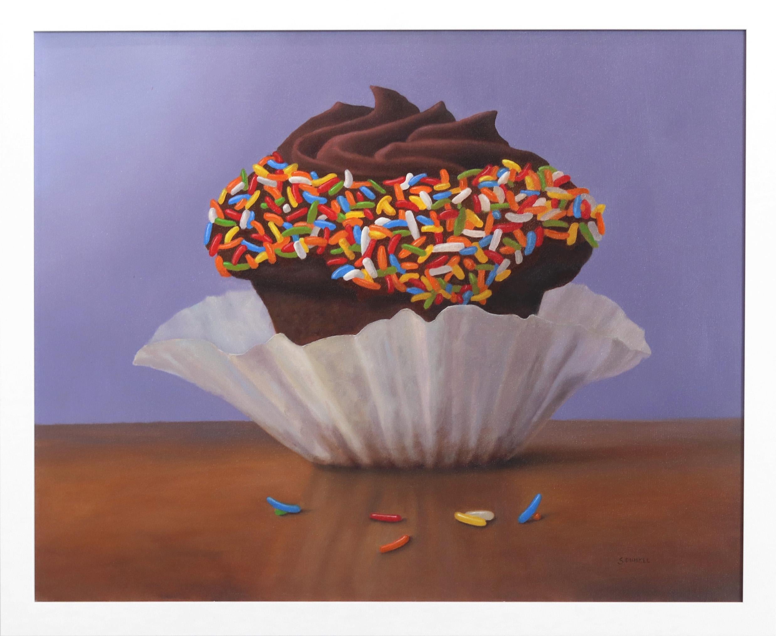 Stuart Dunkel Interior Painting – Sprinkles - Fotorealistische Schokoladenkuchenkuchen Bunte Kugeln auf Lila Gemälde