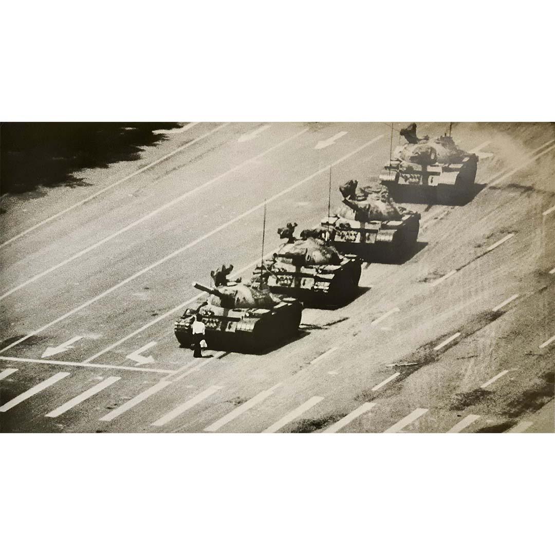 Questo poster fotografico è stato realizzato da Stuart Franklin, un fotoreporter britannico che è diventato famoso grazie a questa foto.

Soprannominato 