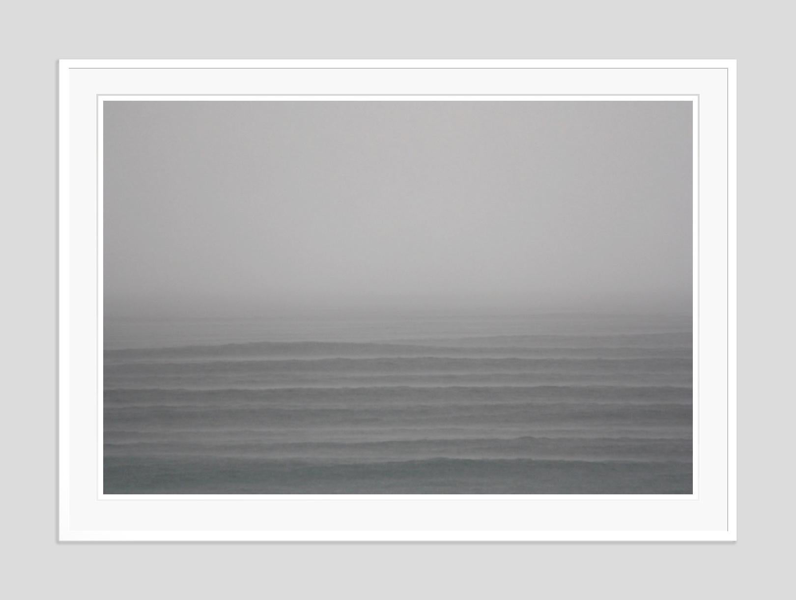 Mare calmo -  Stampa gigante oversize firmata in edizione limitata - Black and White Photograph Grigio di Stuart Möller
