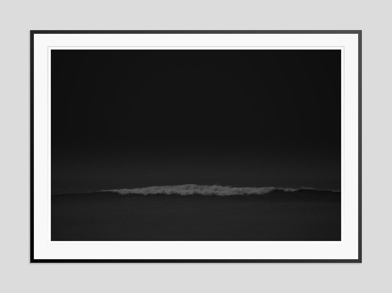 Vague de ténèbres I -  Impression surdimensionnée signée édition limitée  - Photograph de Stuart Möller