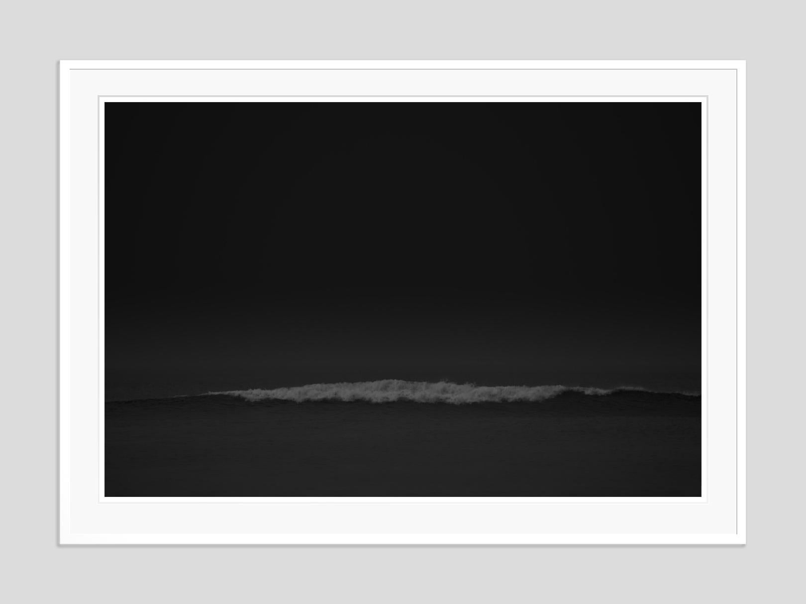 Vague de ténèbres I -  Impression surdimensionnée signée édition limitée  - Moderne Photograph par Stuart Möller