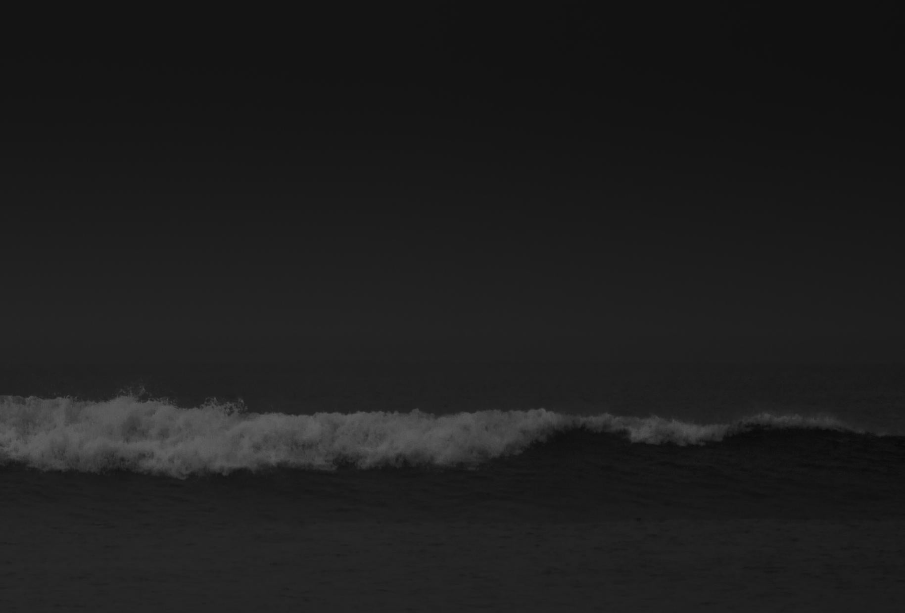 „Dark Wave I“ SIGNED Limitierte Auflage  (Schwarz), Abstract Photograph, von Stuart Möller
