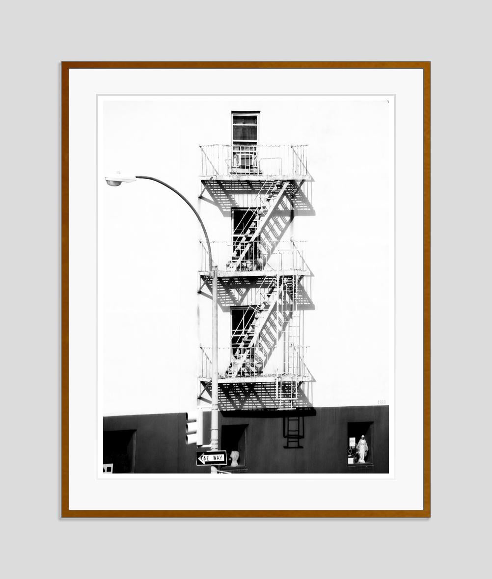 Échappée de secours NYC  - Impression surdimensionnée signée en édition limitée - Noir Black and White Photograph par Stuart Möller
