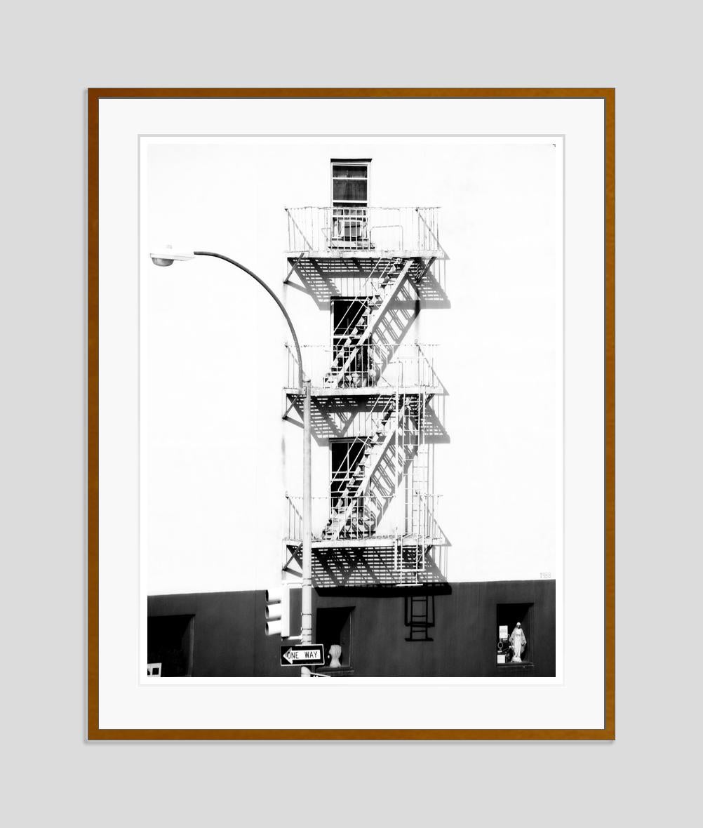 Évasion en cas d'incendie

Vue d'un escalier de secours sur le côté d'un immeuble de la ville de New York, New York.

par Stuart Möller

Né à Kaboul, d'origine allemande et anglo-indienne, il a grandi aux quatre coins du monde,
Stuart Möller est un