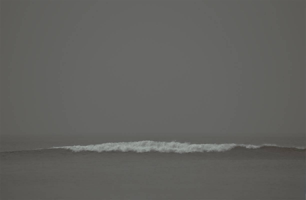 Black and White Photograph Stuart Möller - Impression pigmentaire d'art grise Wave II, signée, édition limitée
