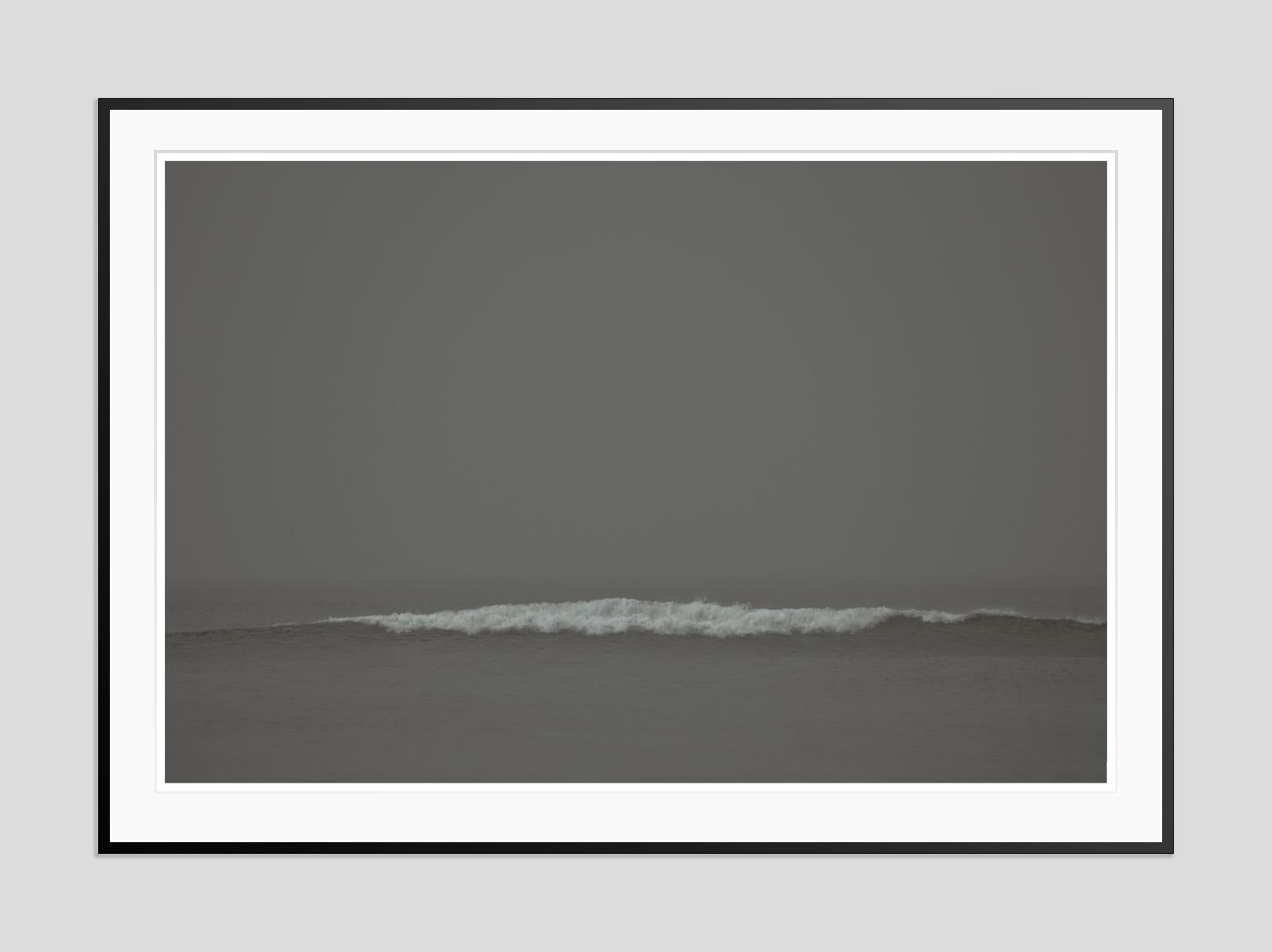 Vague grise  -  Impression surdimensionnée signée édition limitée  - Photograph de Stuart Möller