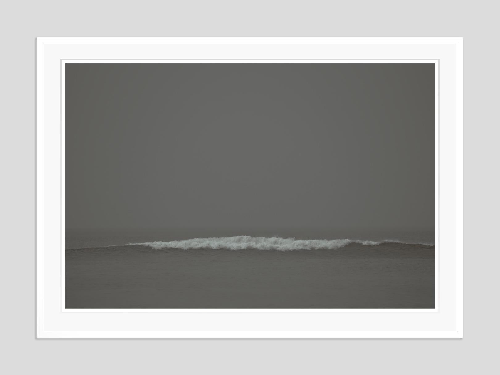 Vague grise  -  Impression surdimensionnée signée édition limitée  - Moderne Photograph par Stuart Möller