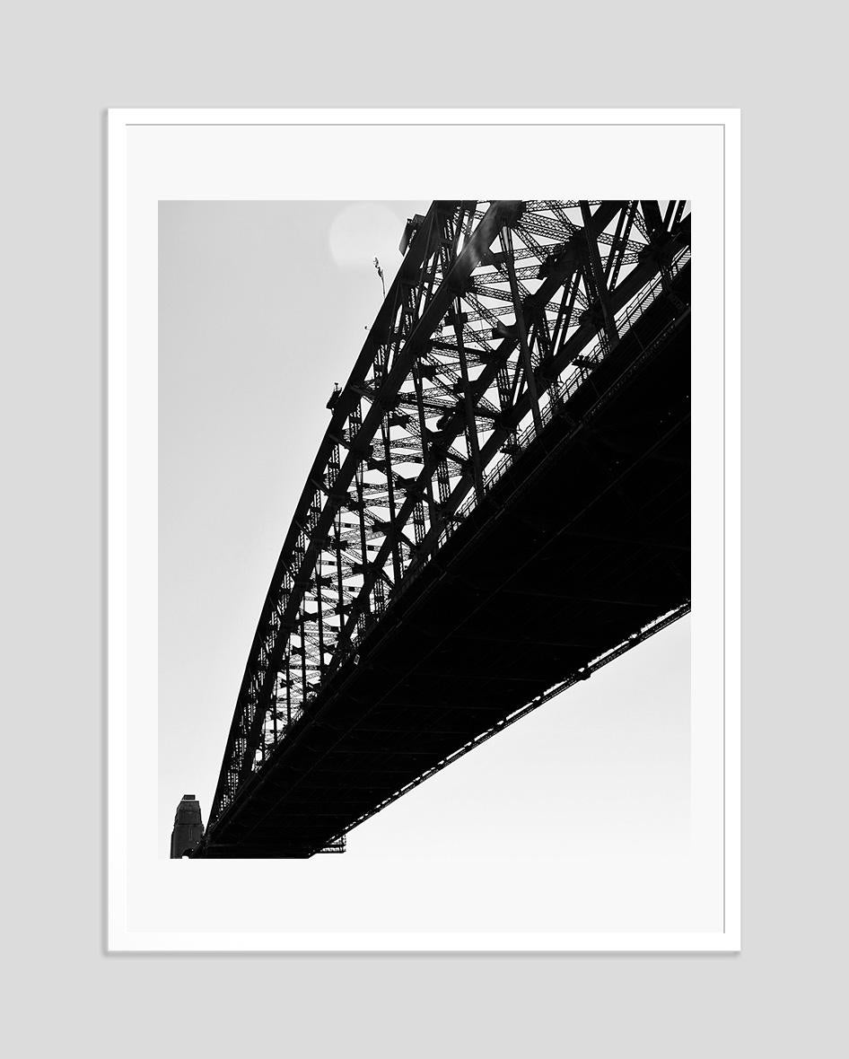 Ponte del porto -  Stampa oversize firmata in edizione limitata - Black and White Photograph Grigio di Stuart Möller