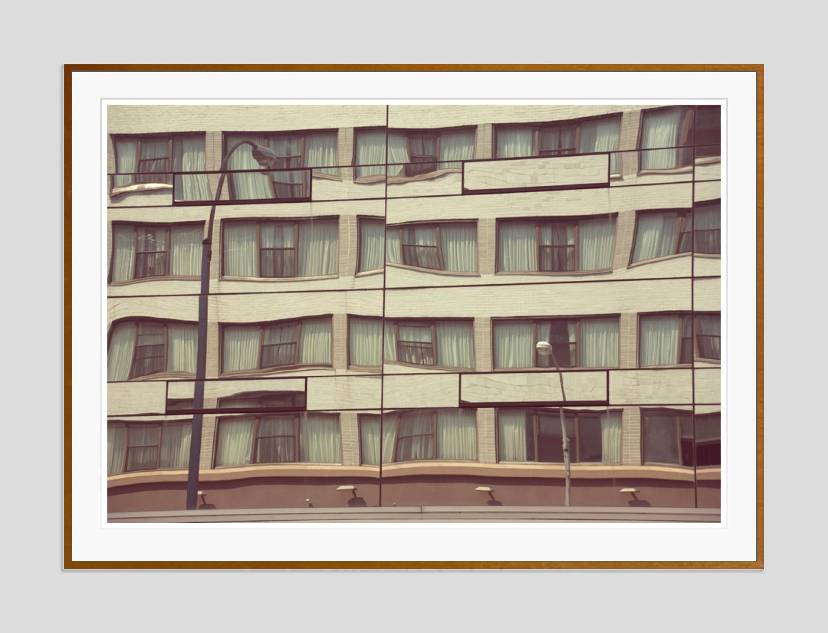 Bâtiment Marshmallow -  Impression surdimensionnée signée édition limitée  - Moderne Photograph par Stuart Möller