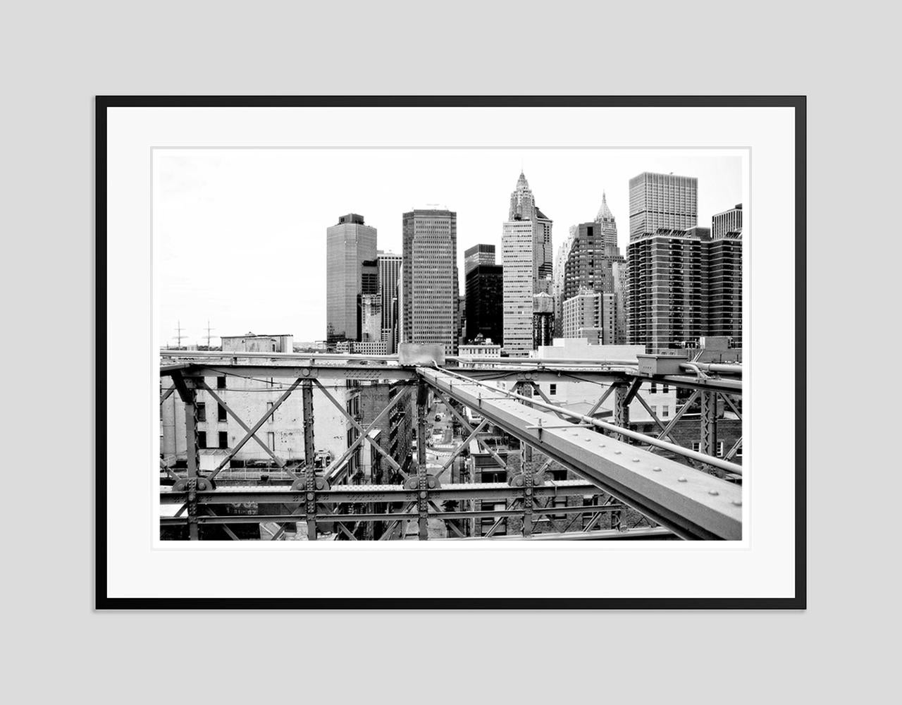 NYC Blick von der Brücke -  Überformatiger signierter Druck in limitierter Auflage  (Moderne), Photograph, von Stuart Möller