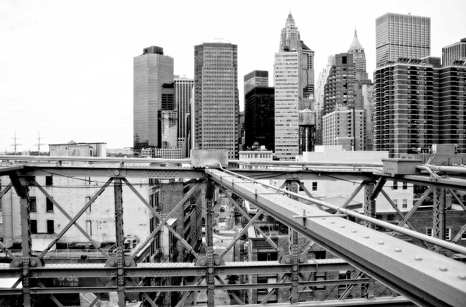 Black and White Photograph de Stuart Möller - NYC Vista desde el puente -  Edición limitada firmada de gran tamaño