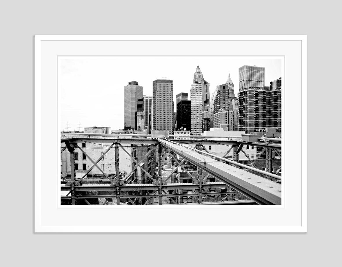 Vista desde el puente -  Edición limitada firmada de gran tamaño - Black and White Photograph Gris de Stuart Möller