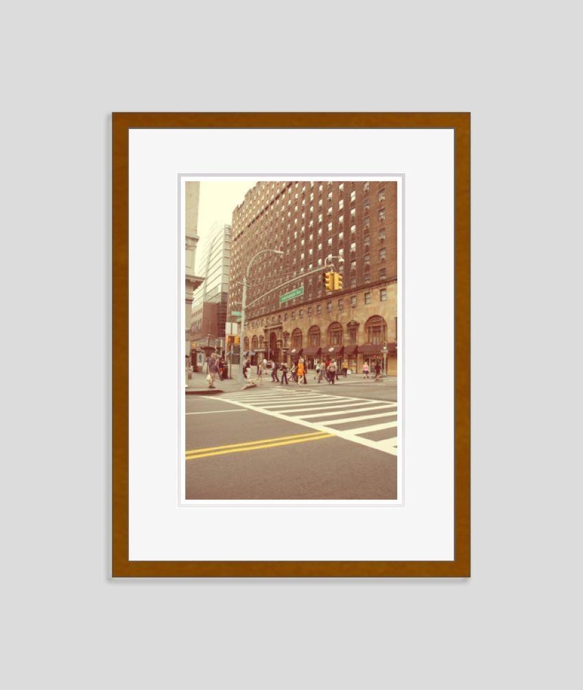 Frau in Orange auf der Lexington 2013 von Stuart Möller im Angebot 1