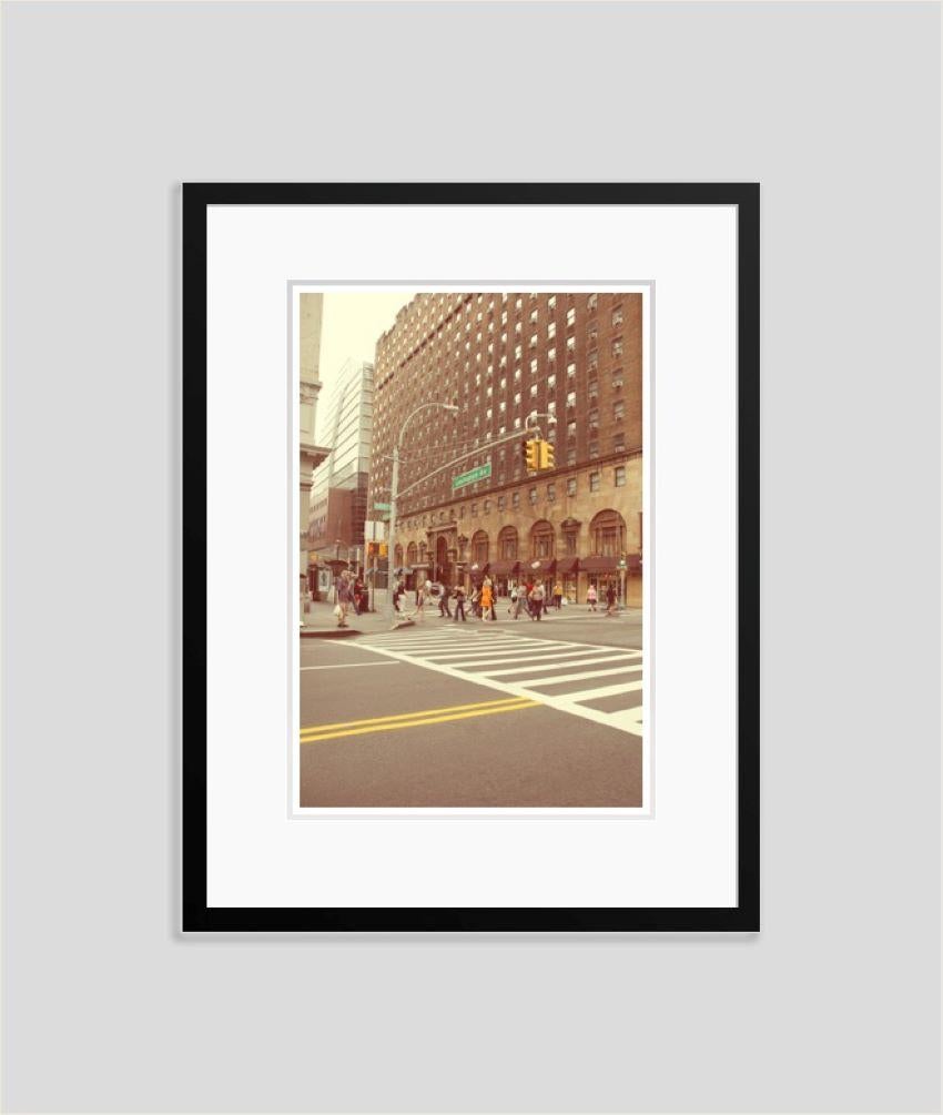 Frau in Orange auf der Lexington 2013 von Stuart Möller im Angebot 3