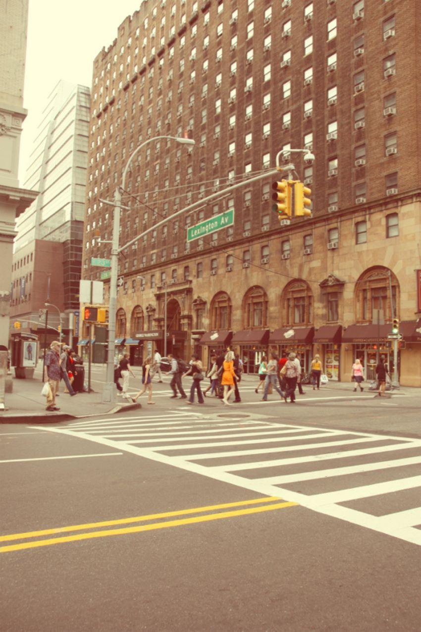 Frau in Orange auf der Lexington

2013

Eine Frau in einem orangefarbenen Kleid überquert mit anderen Fußgängern die Straße auf der Lexington Avenue in New York. 2013

von Stuart Möller

Geboren in Kabul, teilweise deutsch und anglo-indisch und