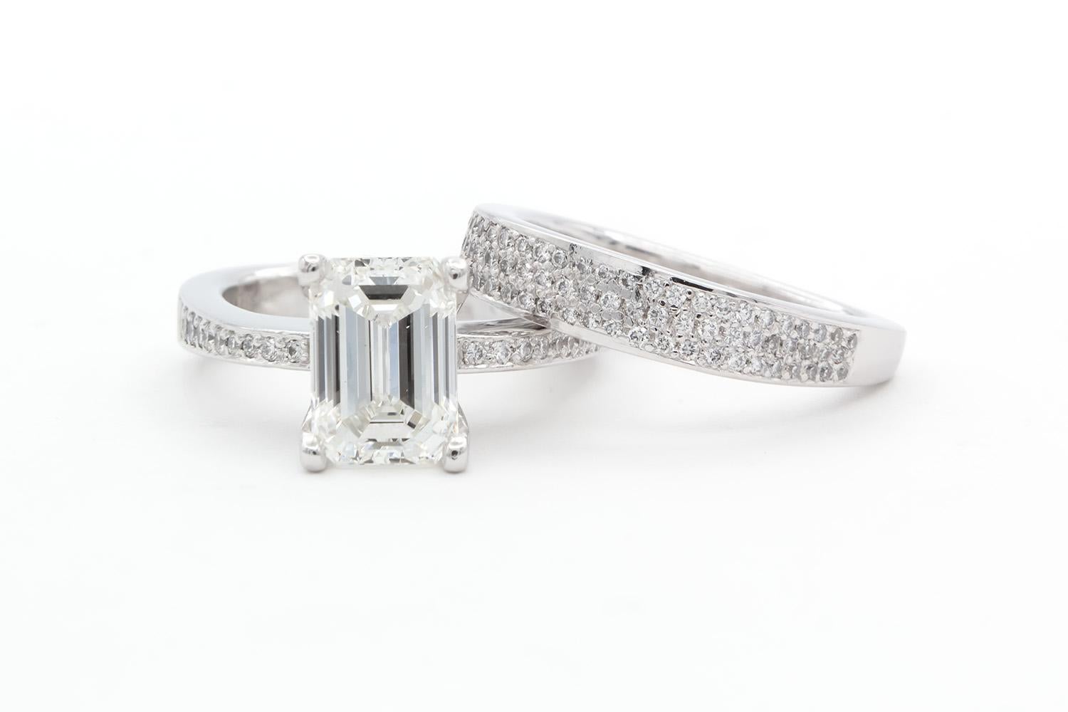 Wir freuen uns, diese Stuart Moore GIA zertifiziert Platin & Smaragdschliff Diamant Verlobungsring Set bieten. Dieses wunderschöne Verlobungsset besteht aus einem GIA-zertifizierten 2,14ct F/VS2-Diamanten im Smaragdschliff, der von geschätzten