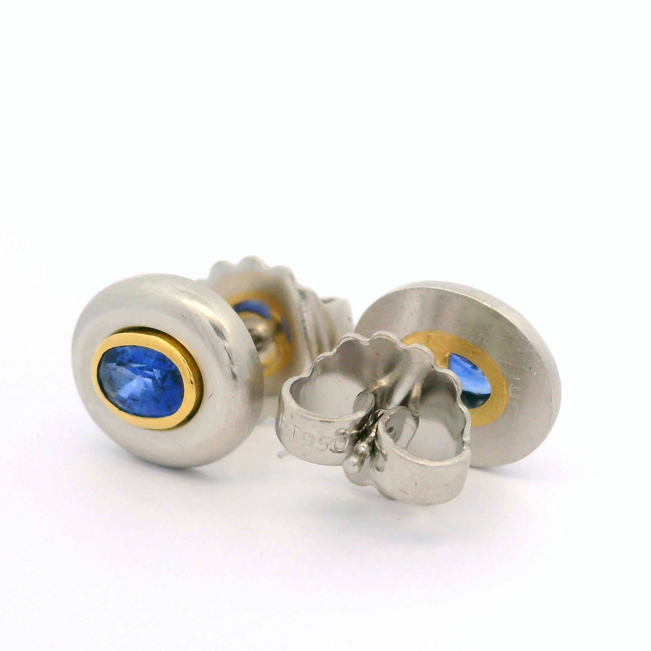 Stuart Moore, clous d'oreilles ovales en platine et or jaune avec saphir serti clos de 1,20 carat en vente 5