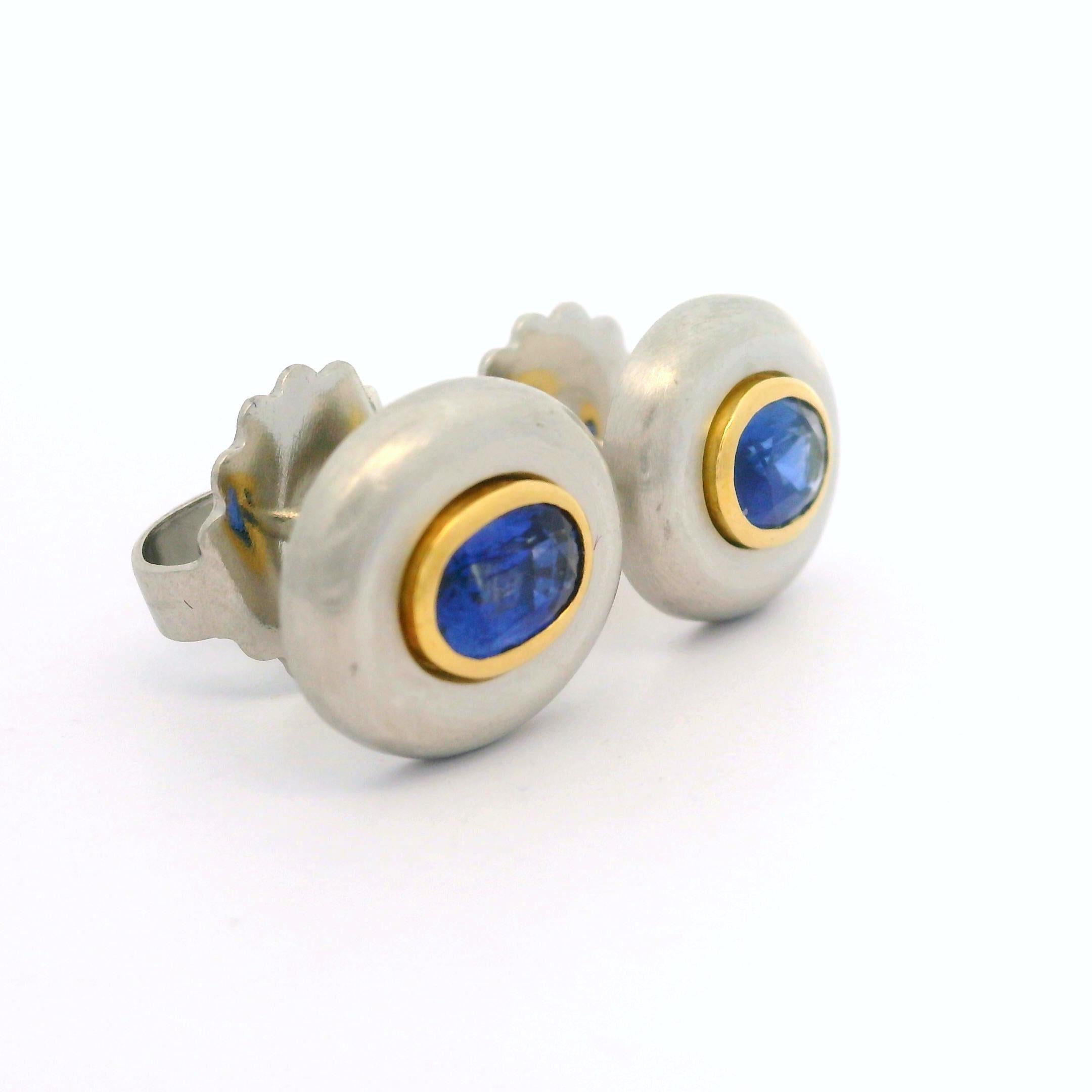 -Pierre(s)
(2) Saphir naturel véritable - taille ovale Brilliante - serti - couleur bleu moyen riche - 4 x5.7mm (approx.) - 1.0 - 1.20ctw (approx.)

MATERIAL : Platine .900+ et or jaune
Poids : 8,96 grammes
Support : Poteau avec fermoir papillon