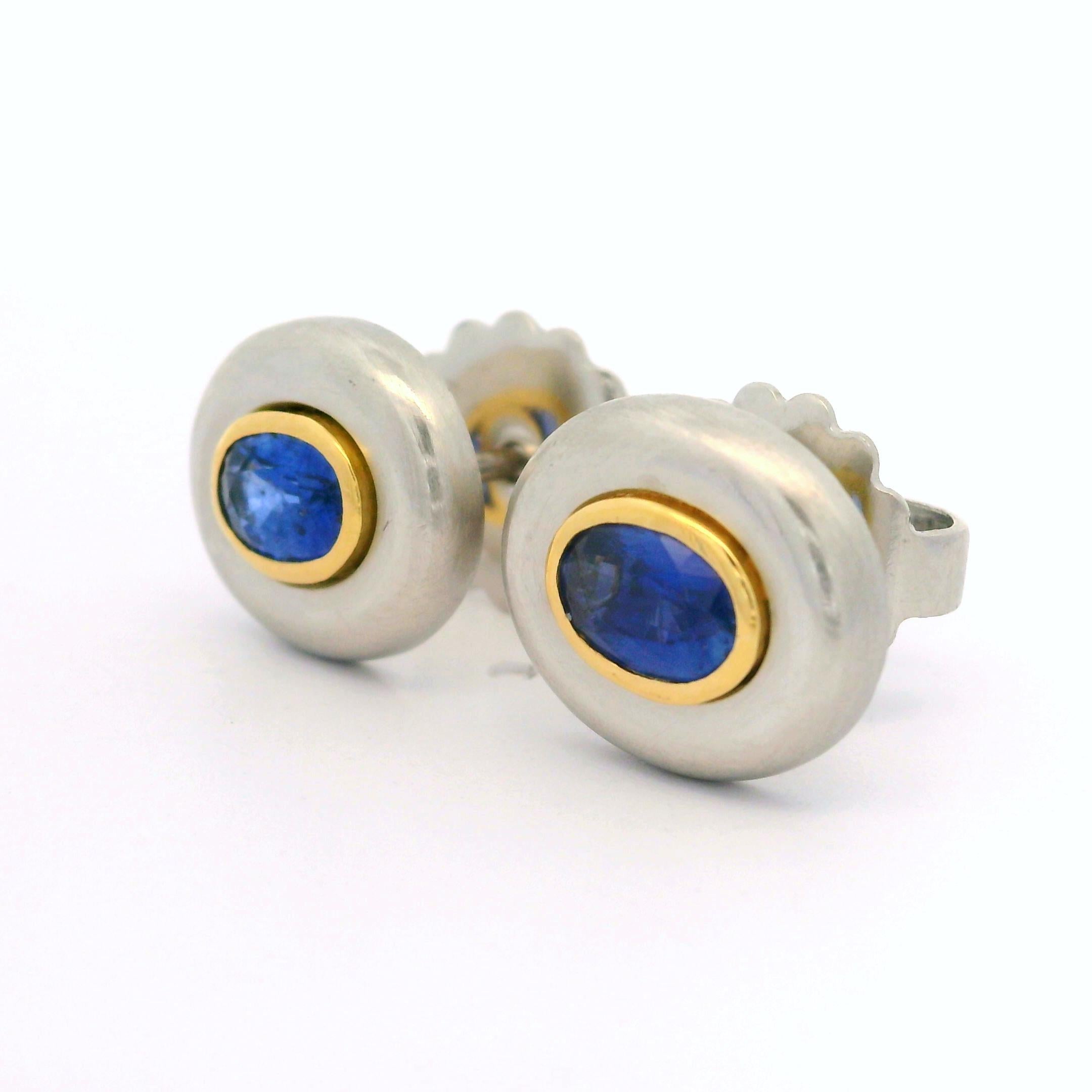 Taille ovale Stuart Moore, clous d'oreilles ovales en platine et or jaune avec saphir serti clos de 1,20 carat en vente
