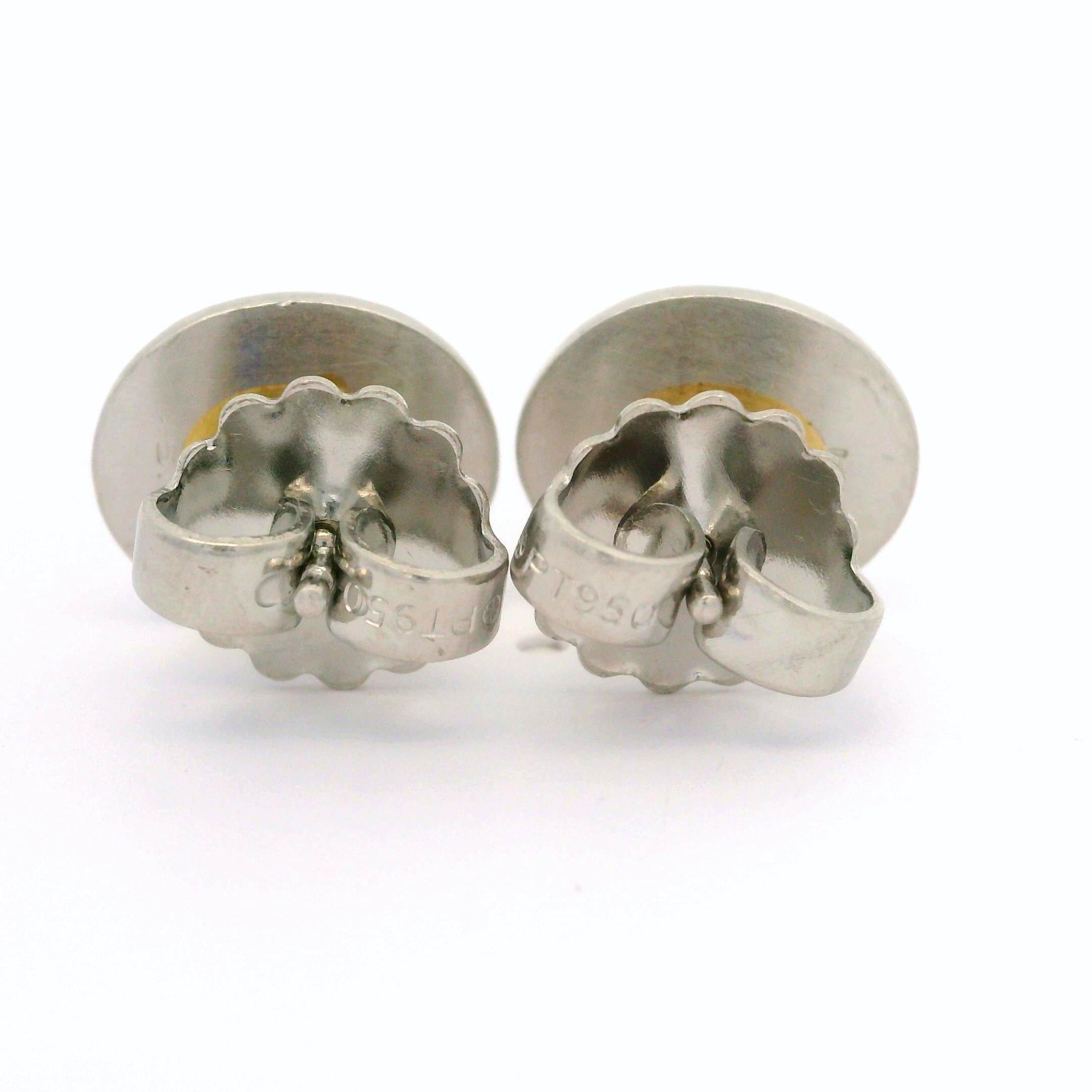 Stuart Moore, clous d'oreilles ovales en platine et or jaune avec saphir serti clos de 1,20 carat Excellent état - En vente à Montclair, NJ
