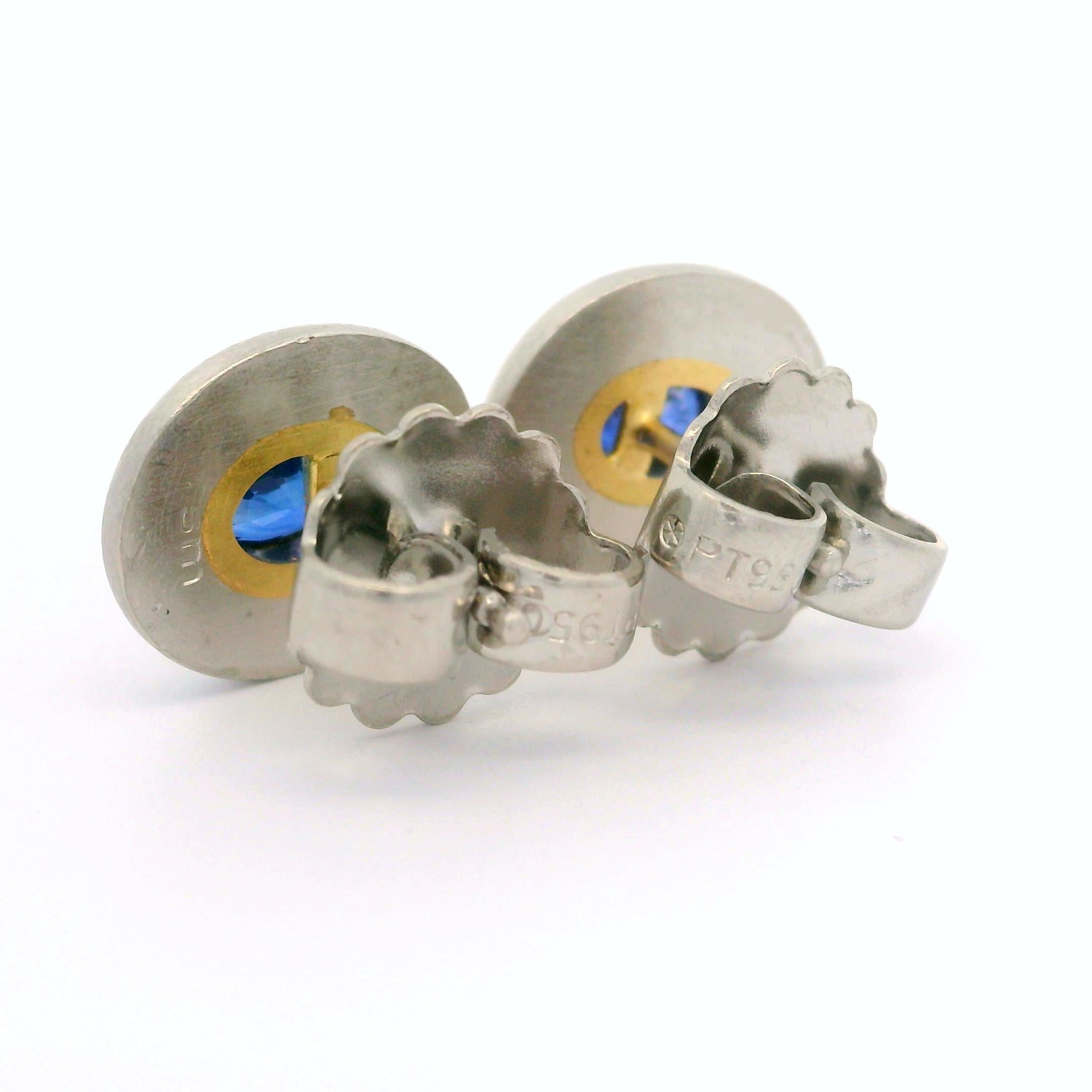 Stuart Moore, clous d'oreilles ovales en platine et or jaune avec saphir serti clos de 1,20 carat Pour femmes en vente