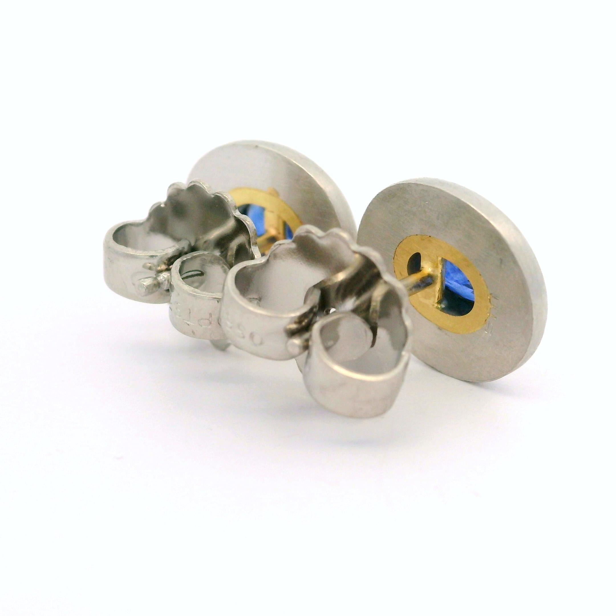 Stuart Moore, clous d'oreilles ovales en platine et or jaune avec saphir serti clos de 1,20 carat en vente 1