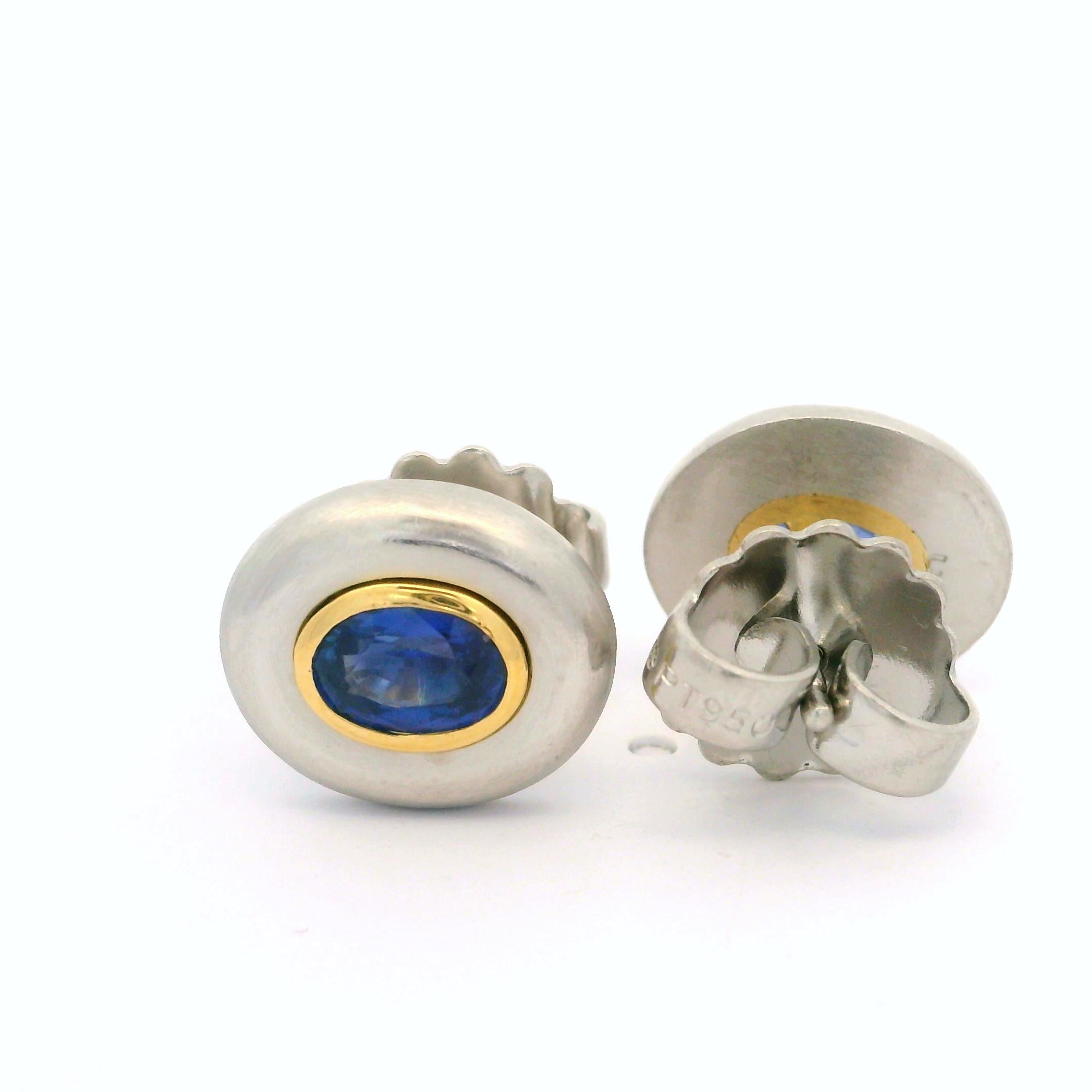 Stuart Moore, clous d'oreilles ovales en platine et or jaune avec saphir serti clos de 1,20 carat en vente 2