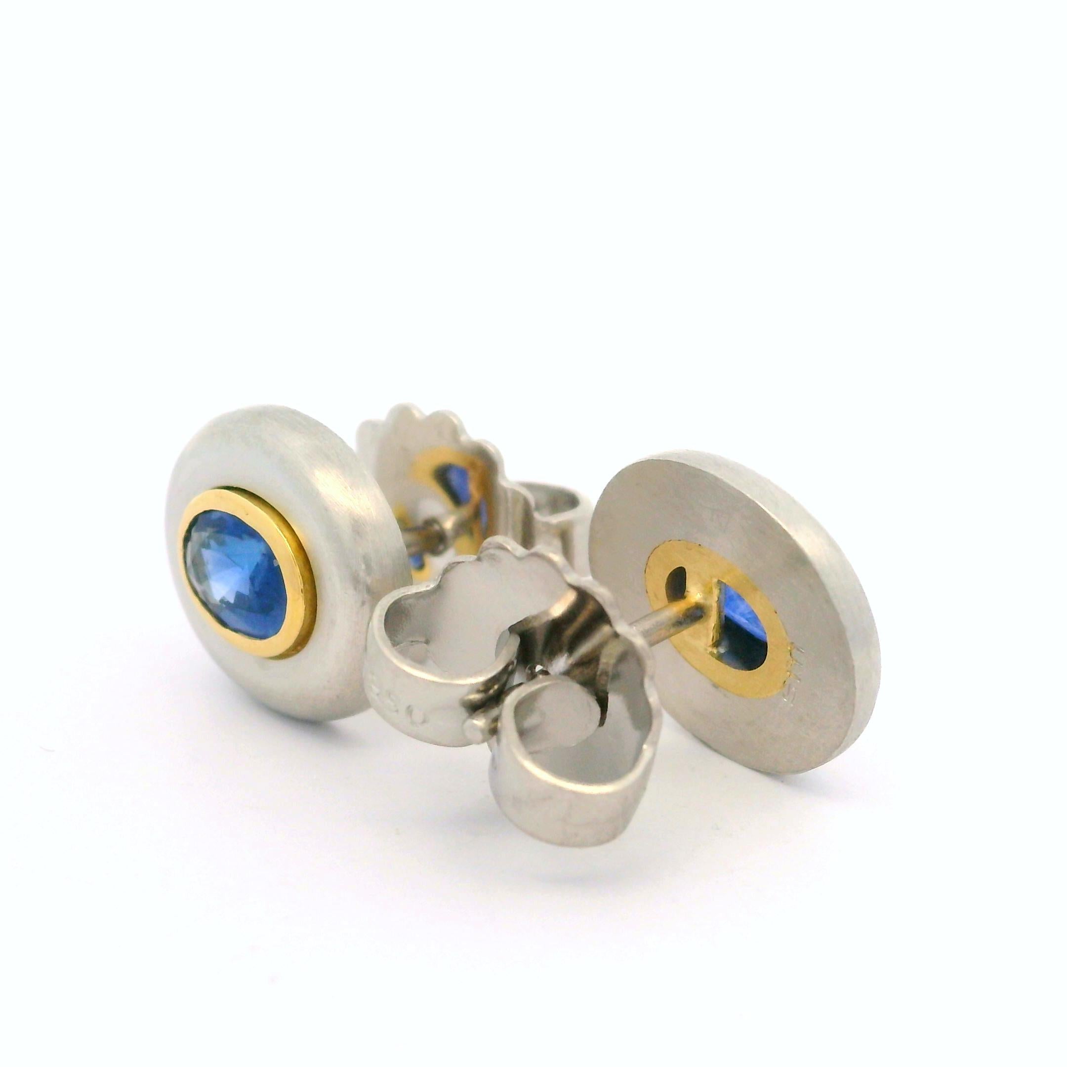 Stuart Moore, clous d'oreilles ovales en platine et or jaune avec saphir serti clos de 1,20 carat en vente 3