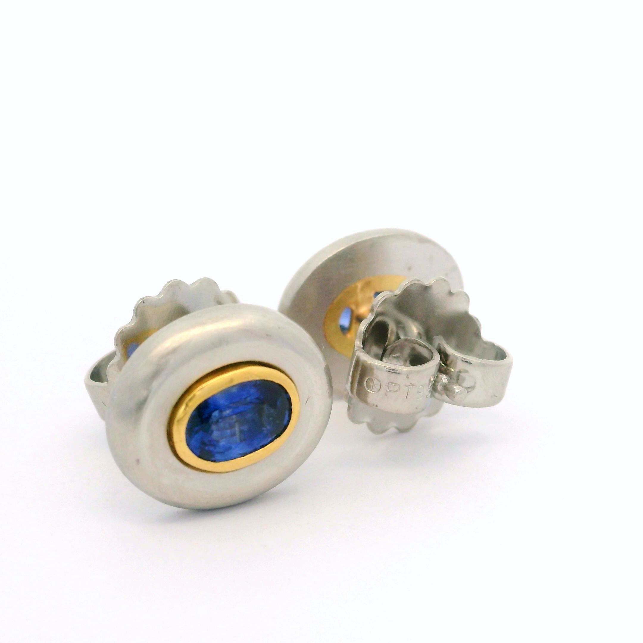 Stuart Moore, clous d'oreilles ovales en platine et or jaune avec saphir serti clos de 1,20 carat en vente 4