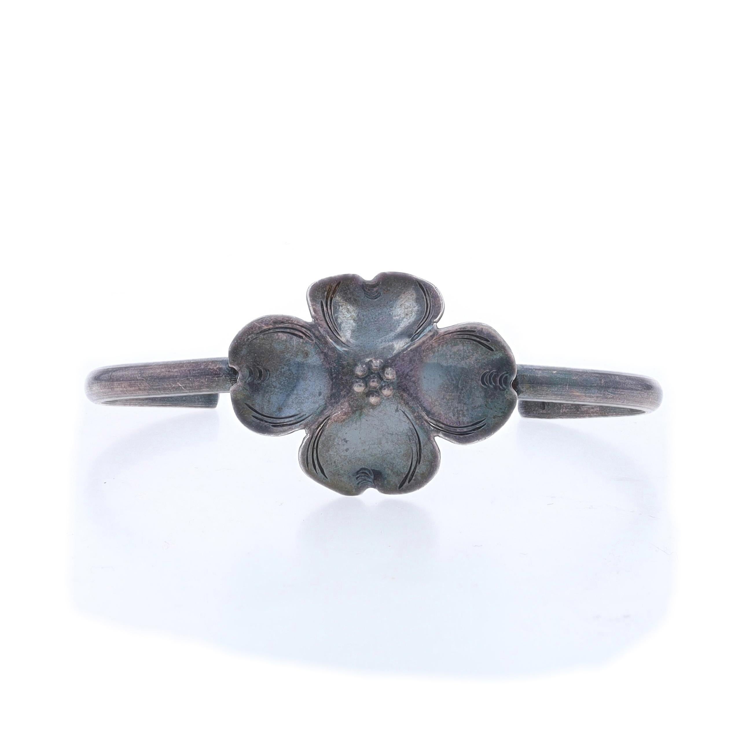 Marke: Stuart Nye
Design/One:  Hartriegel

Metallgehalt: Sterling Silber

Stil: Manschette
Art des Verschlusses: N/A (gleitet über das Handgelenk)
Thema: Blume, Ostern Frühling

Messungen

Innenumfang (einschließlich Öffnung): 6