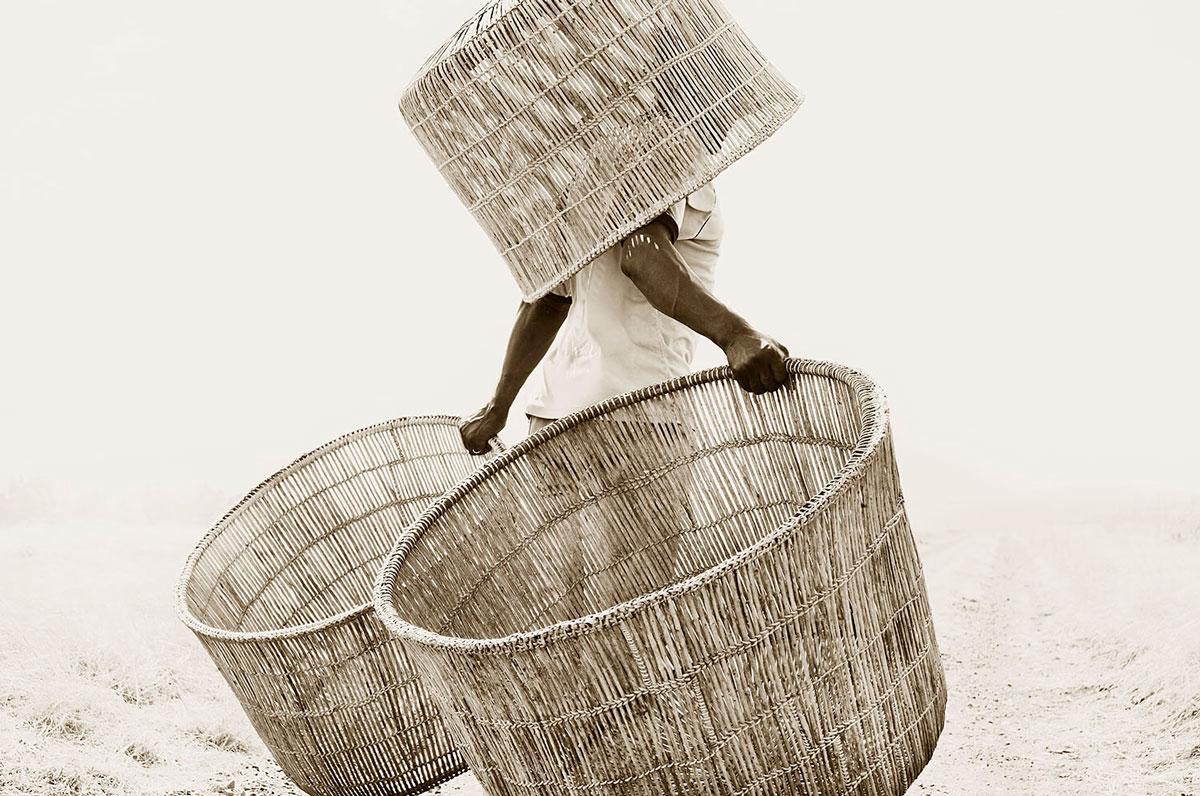 Incognito. Par Stuart Redler. Photographie en noir et blanc. Un homme portant des paniers