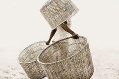 Incognito. Par Stuart Redler. Photographie en noir et blanc. Un homme portant des paniers