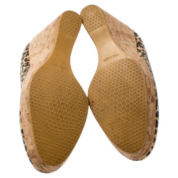 Realizzate in rafia, queste décolleté danno un tocco di classe alla tua personalità. Caratterizzate da zeppe e plateau espadrillas, queste scarpe Stuart Weitzman hanno una silhouette deliziosa e solette foderate in pelle. Questo paio di décolleté