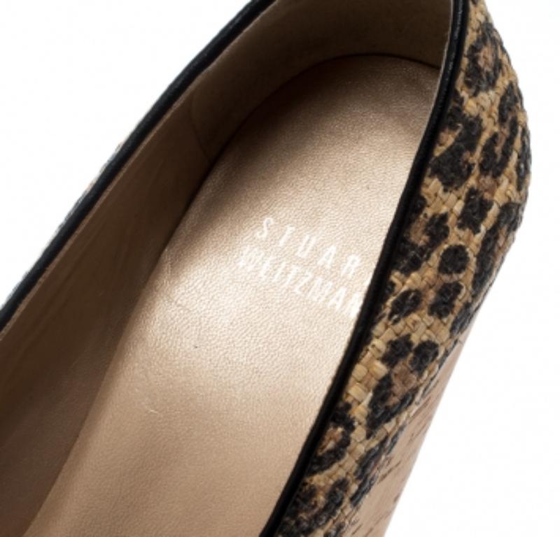 Marrone Stuart Weitzman Beige/Nero con stampa leopardo e zeppa in rafia Taglia 38,5 in vendita