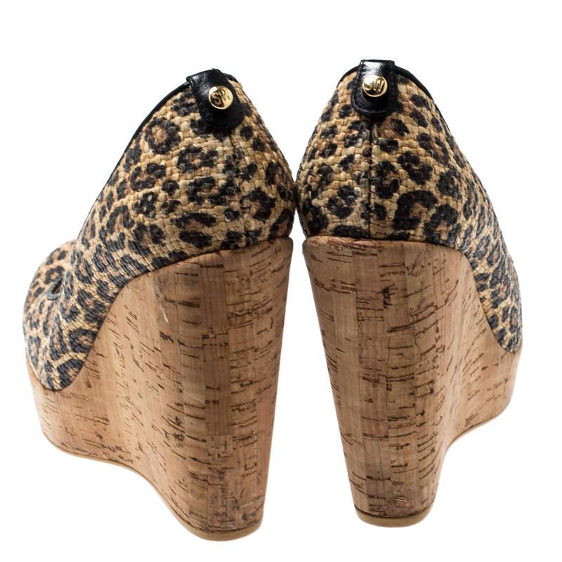 Stuart Weitzman Beige/Black Leopard Print Raffia Platform Wedge Pumps Size 38.5 In Good Condition For Sale In Dubai, Al Qouz 2