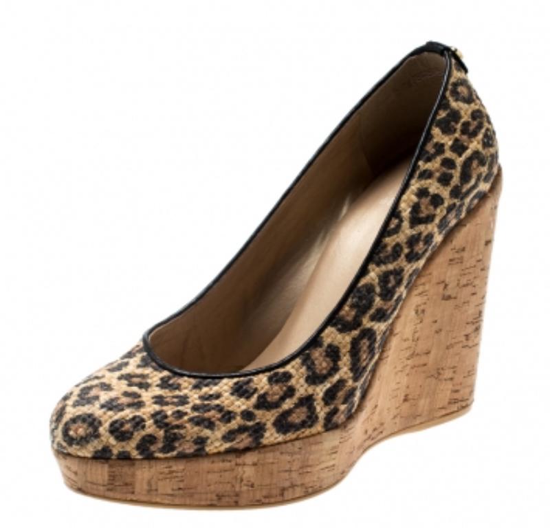 Stuart Weitzman Beige/Nero con stampa leopardo e zeppa in rafia Taglia 38,5 In condizioni buone in vendita a Dubai, Al Qouz 2