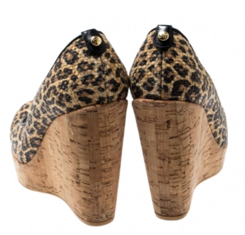 Donna Stuart Weitzman Beige/Nero con stampa leopardo e zeppa in rafia Taglia 38,5 in vendita