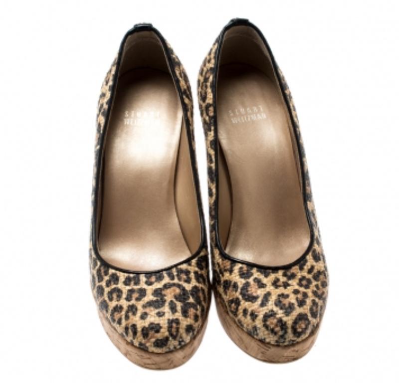 Stuart Weitzman Beige/Nero con stampa leopardo e zeppa in rafia Taglia 38,5 in vendita 1