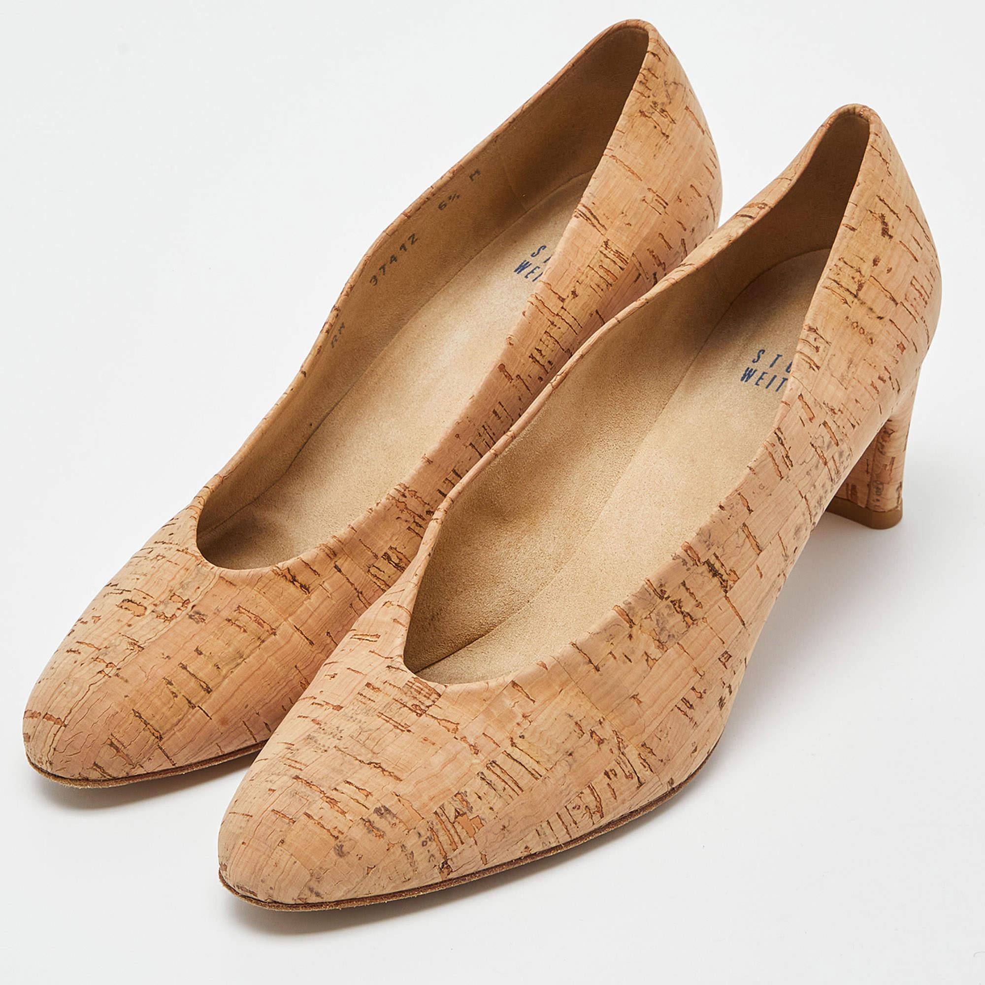 Des chaussures merveilleusement fabriquées ajoutées avec des éléments notables pour bien s'adapter et s'associer parfaitement à tous vos projets. Faites vôtres ces escarpins en liège Stuart Weitzman dès aujourd'hui.