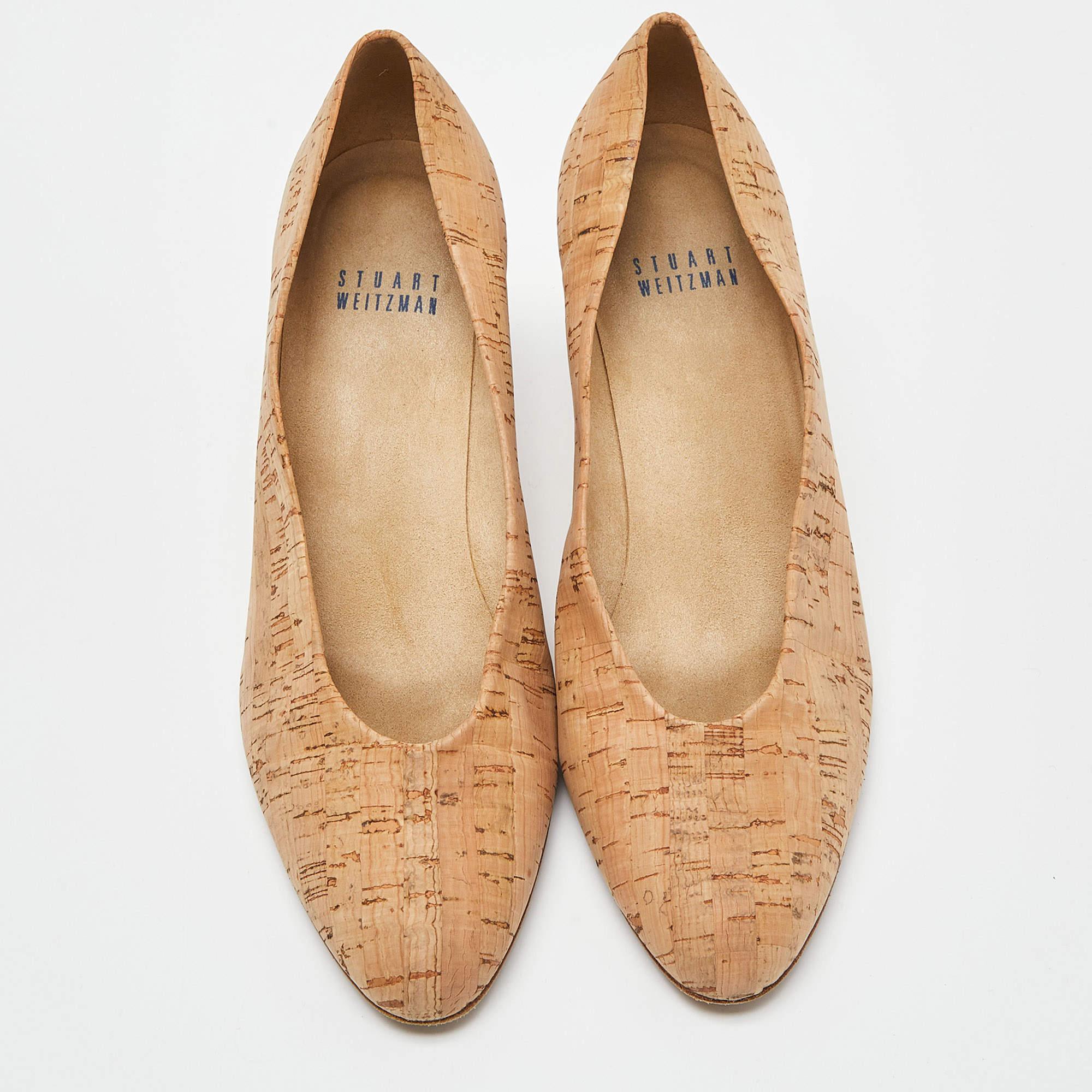 Beige Stuart Weitzman, escarpins en liège beige, taille 37 en vente