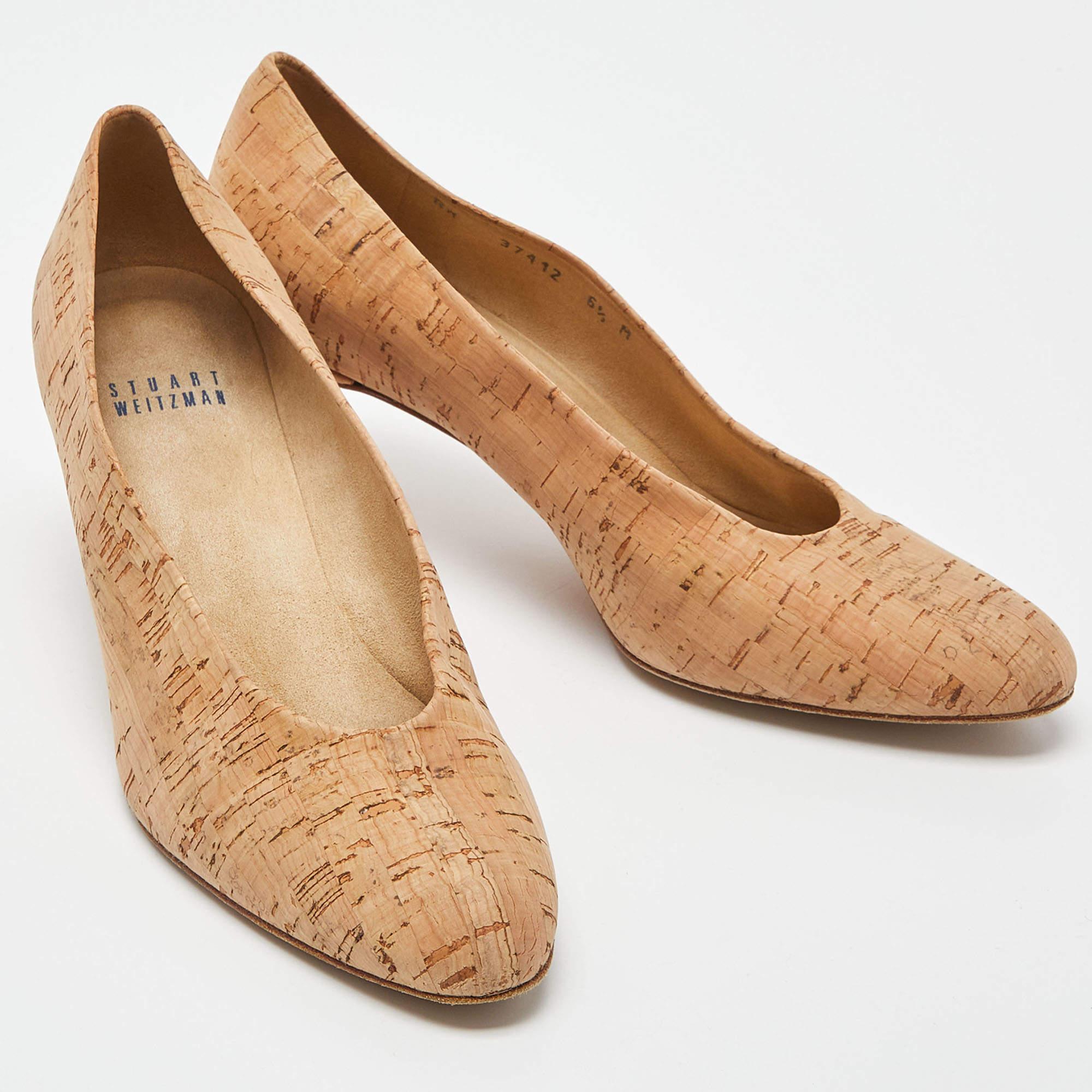 Stuart Weitzman, escarpins en liège beige, taille 37 Bon état - En vente à Dubai, Al Qouz 2