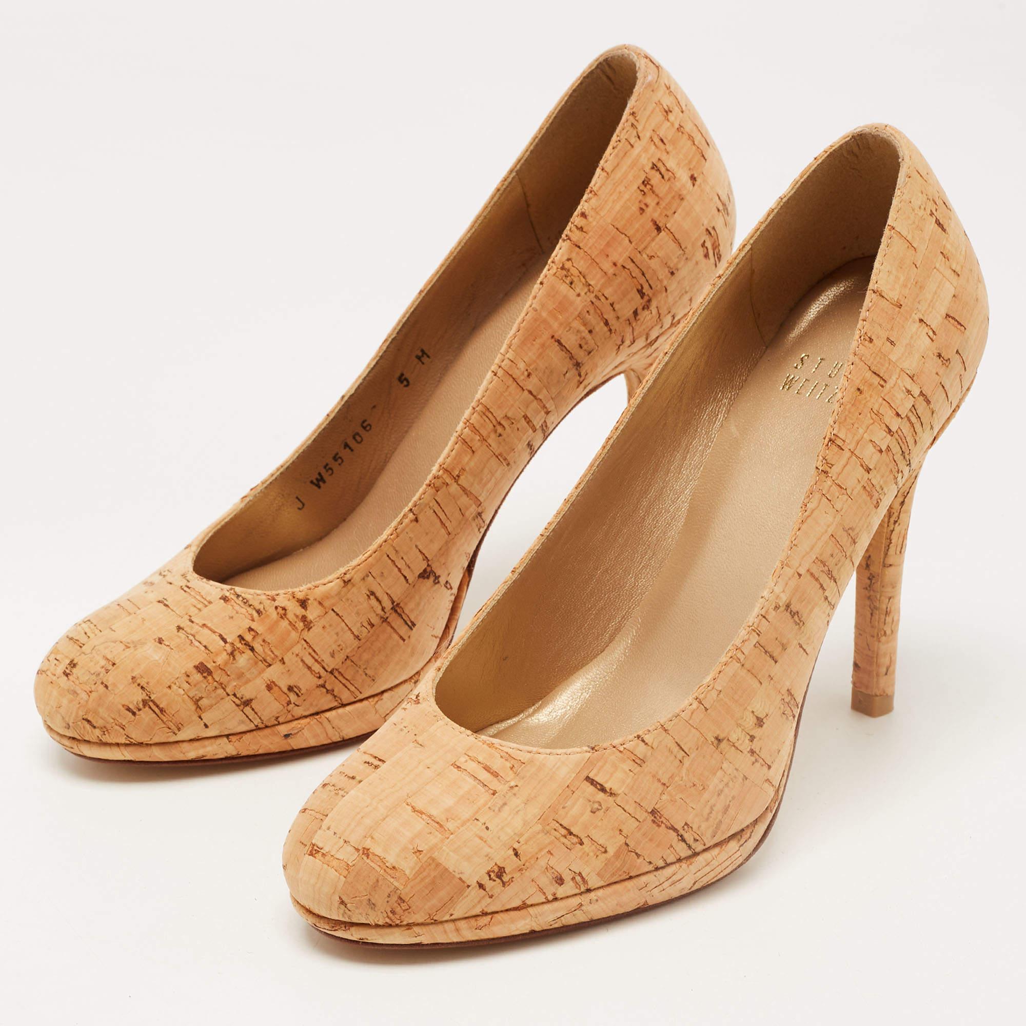Arches curvilignes  un attrait féminin  et une structure bien construite définissent cette paire d'escarpins Stuart Weitzman. Semelles intérieures confortables et talons élégants.  Les vêtements peuvent être assortis à vos tenues préférées.