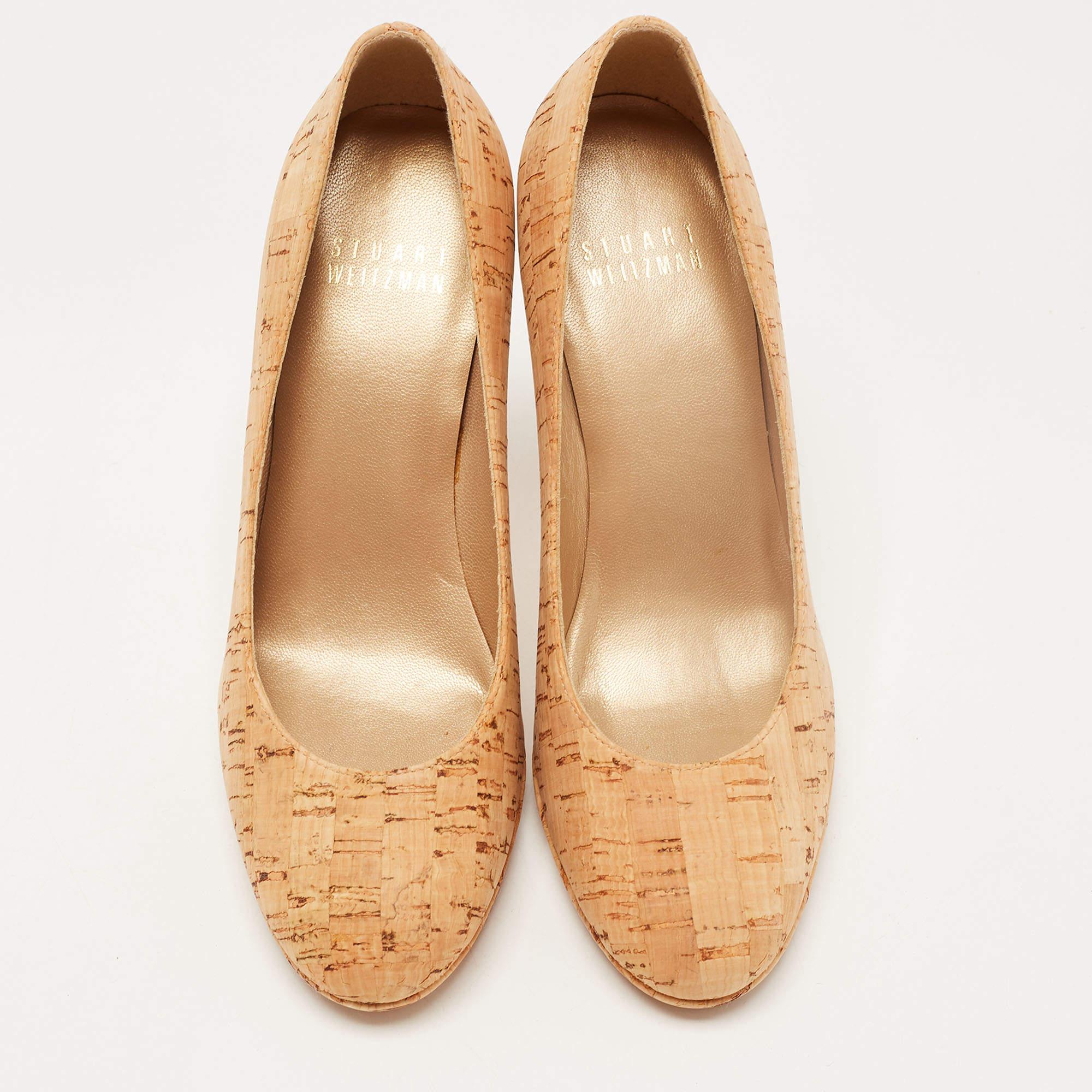 Orange Stuart Weitzman escarpins à bout rond en liège beige, taille 35,5 en vente
